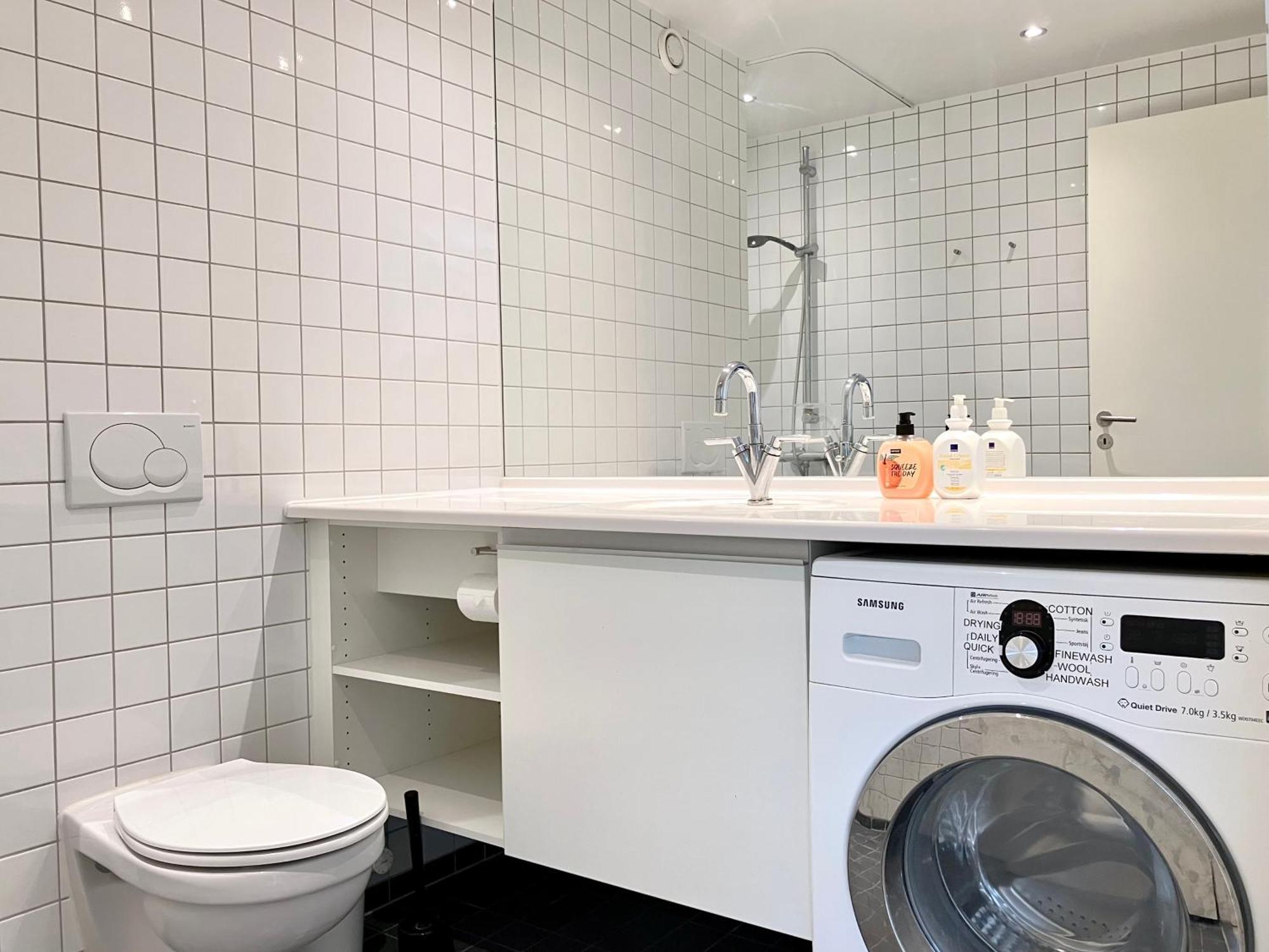 Newly Built 1 Bedroom With Balcony Lägenhet